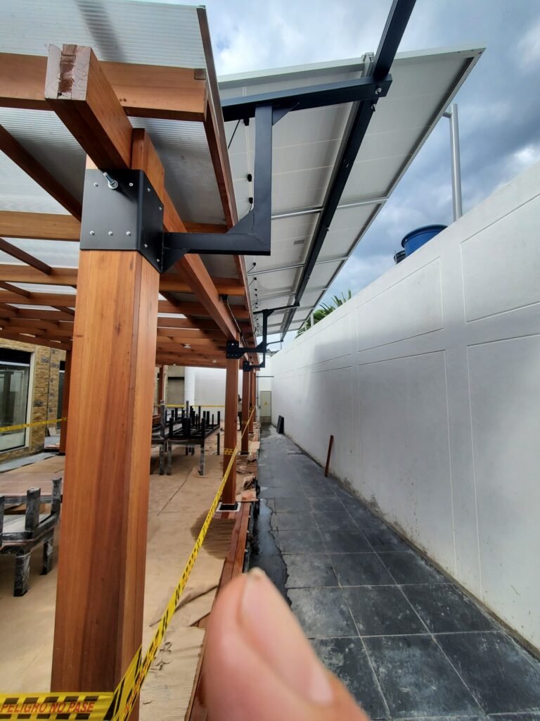 Sistema de energía solar para proveer energía AC para iluminación interior y exterior